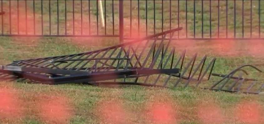 機場圍欄撞毀。(互聯網)