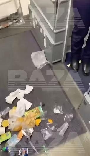 瓦萊里婭把垃圾倒在地上。(互聯網)