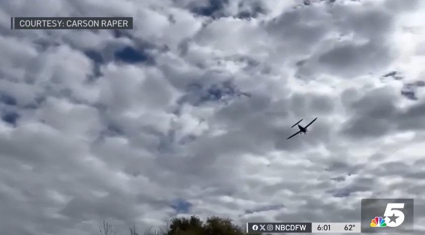 雷珀當日拍下小型飛機在機場上空。(互聯網)