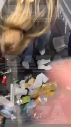 瓦萊里婭在垃圾中撿回美金。(互聯網)