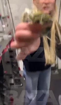 瓦萊里婭向空服員展示美金。(互聯網)