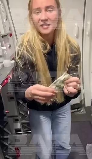 瓦萊里婭試圖用美金賄賂空服員。(互聯網)