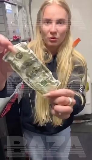 瓦萊里婭試圖用美金賄賂空服員。(互聯網)