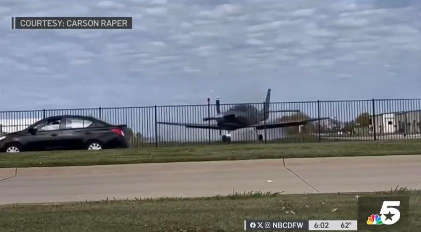 雷珀拍下小型飛機衝落跑道。(互聯網)