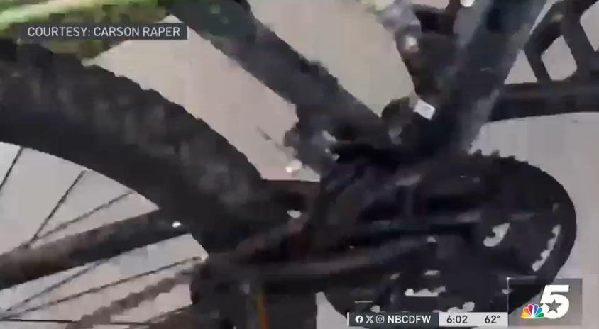 雷珀放下攝影機逃跑。(互聯網)