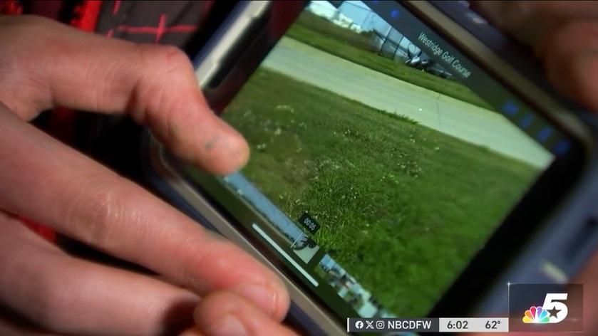 雷珀放下攝影機逃跑。(互聯網)