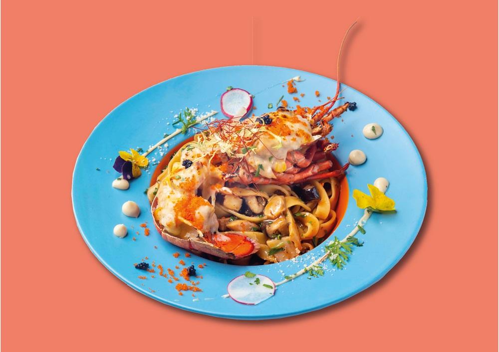 波士頓龍蝦占米多黑松露闊麵 HK$188|採用法式龍蝦占米多,先將龍蝦起肉,再加入白菌、忌廉、煙肉、洋蔥等原料,最後以芝士烤焗,配上香濃的黑松露闊麵,啖啖香濃芝味,令人回味無窮。