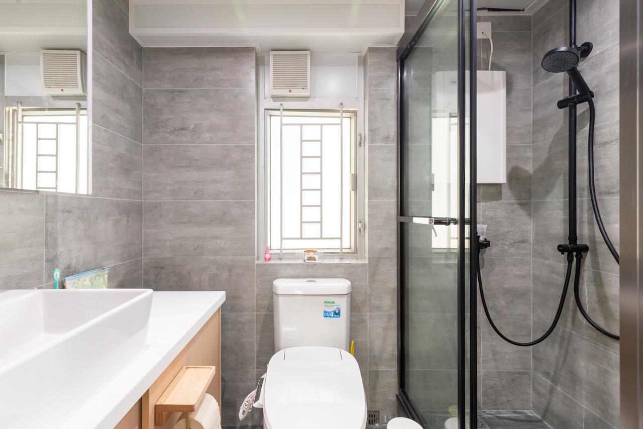 浴室選用線條俐落的浴室家具配以紋路清晰雲石浴室牆身