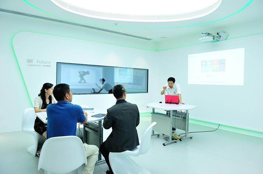 深圳智慧生活創想館內的未來教室,展示未來工作及學習的新模式。(圖片來源:深圳智慧生活創想館官網 ).