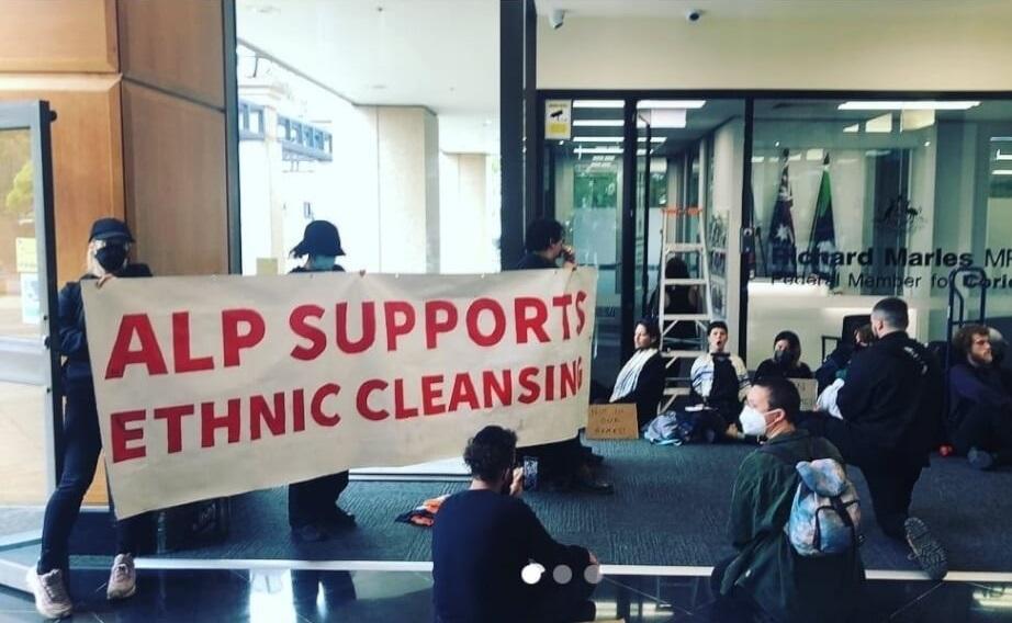 示威者展示標語,批評「澳洲執政工黨支持種族清洗」。(互聯網)