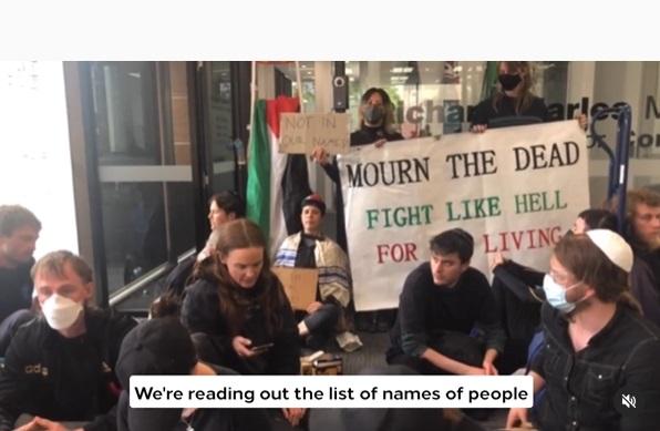 示威者讀出巴勒斯坦死者的名字。(互聯網)