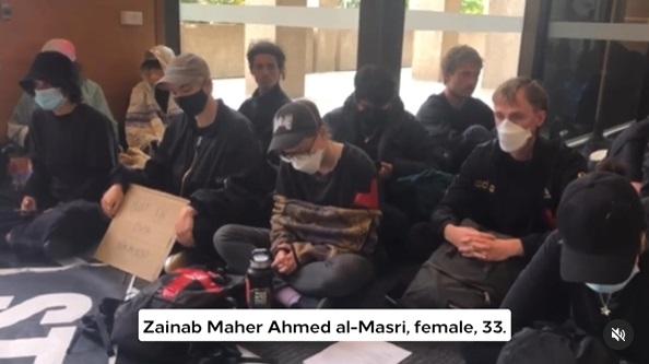 示威者在澳洲防長辦公室靜坐。(互聯網)