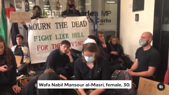 示威者在澳洲防長辦公室靜坐。(互聯網)