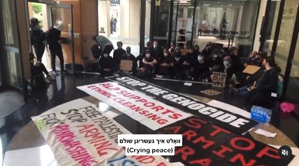 示威者佔據澳洲防長辦公室,展示抗議標語。(互聯網)