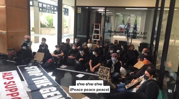 示威者佔據澳洲防長辦公室,展示抗議標語。(互聯網)