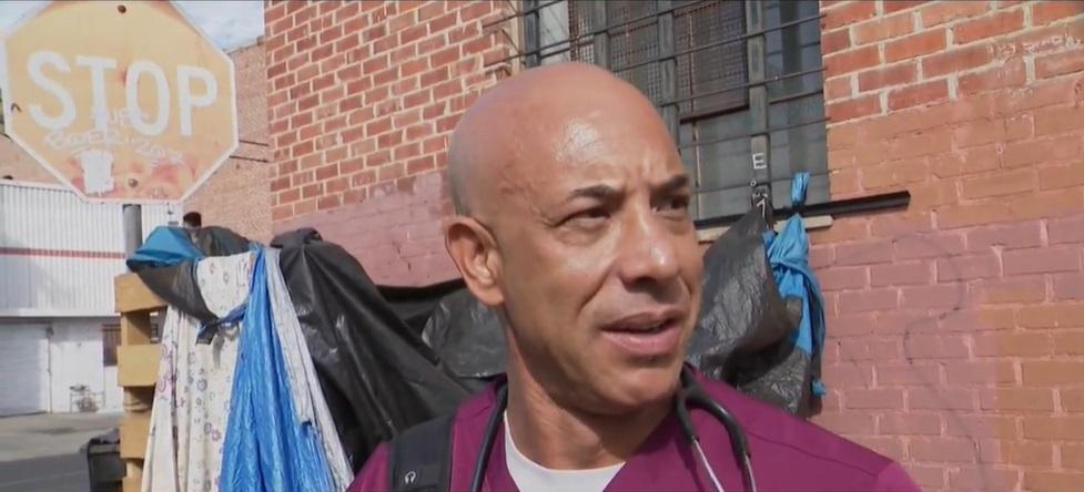 斯圖爾特為露宿者寵物義診多年。(互聯網)