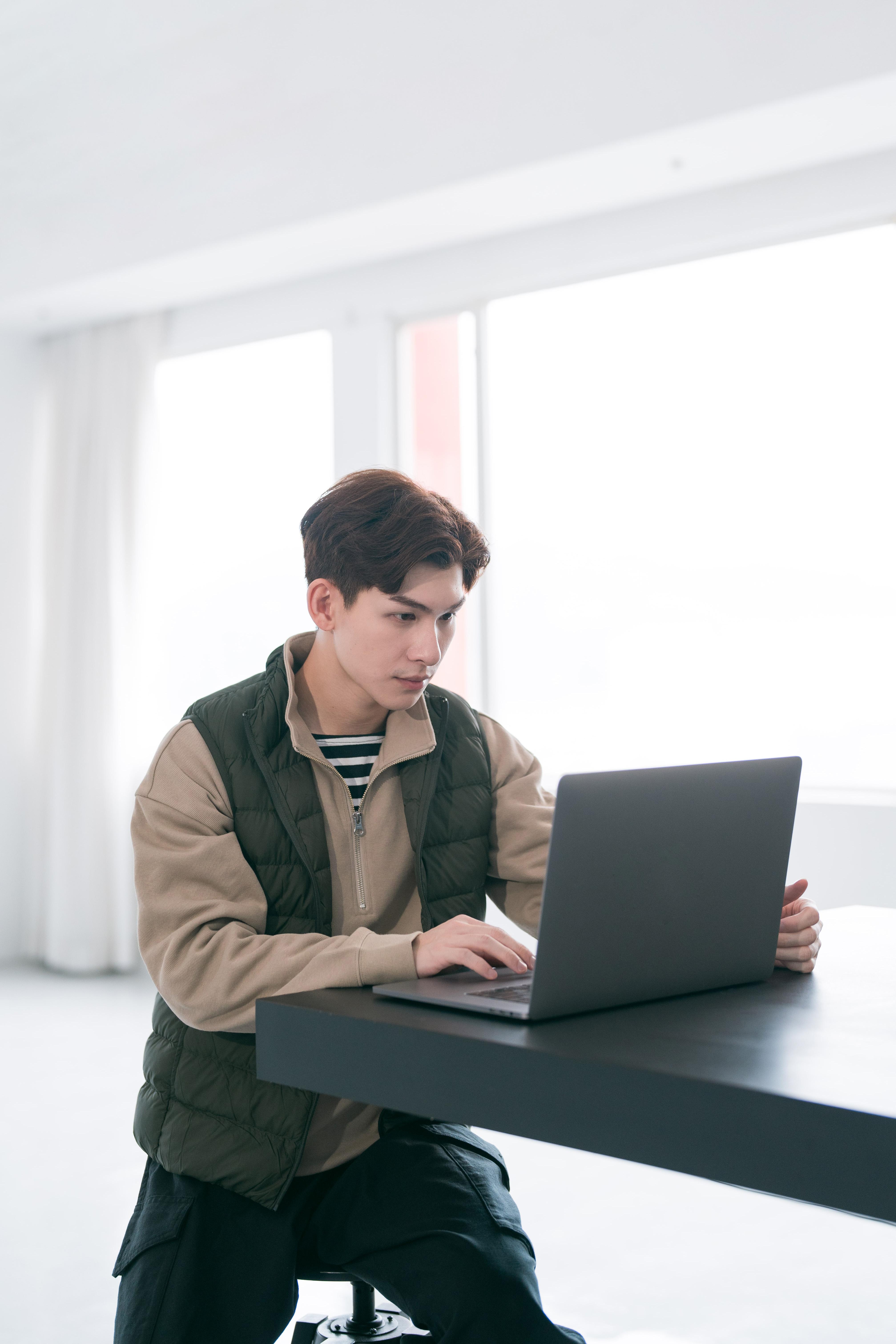 男/女裝輕量羽絨便攜式背心/外套|原價:$328 – $780 優惠價:九折 ($296 – $702)會員價:額外九折 ($267 – $632)