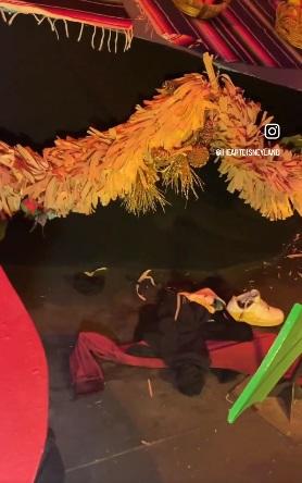 地上留下衣物和鞋子。(互聯網)