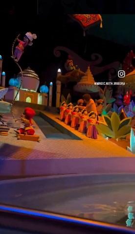 男子從小船爬上布景。(互聯網)