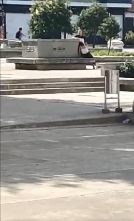 男子心虛,左望右望。(互聯網)