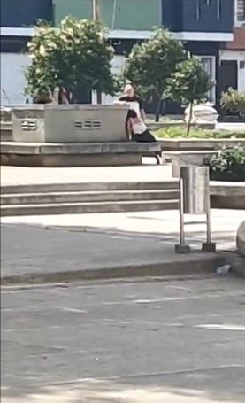 男子仰天享受快感。(互聯網)