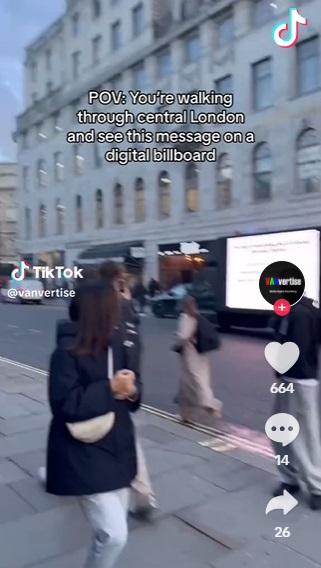 路人轉頭看廣告板。(互聯網)