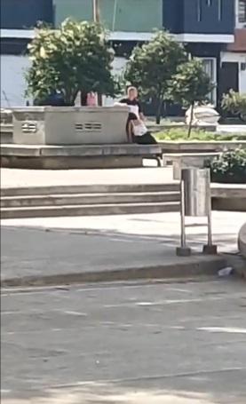 男子再望四周。(互聯網)