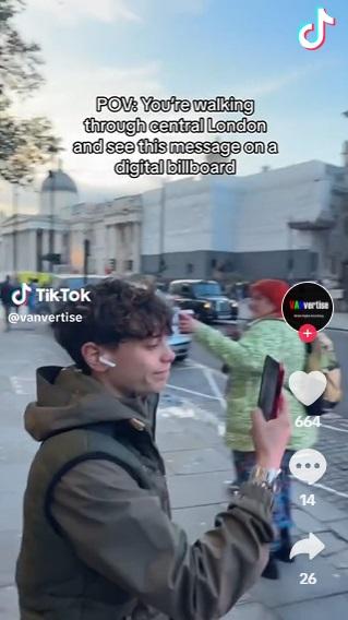 有路人舉機拍攝。(互聯網)