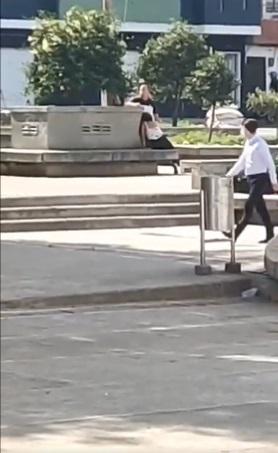 路人行過打量他們。(互聯網)