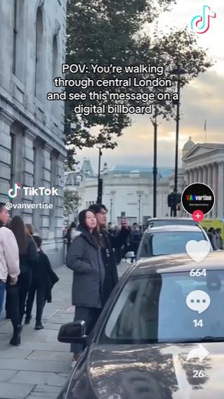 路人駐足觀看、拍攝。(互聯網)