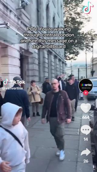 廣告板吸引路人目光。(互聯網)