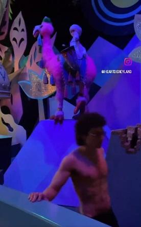 男子沿著布景走。(互聯網)