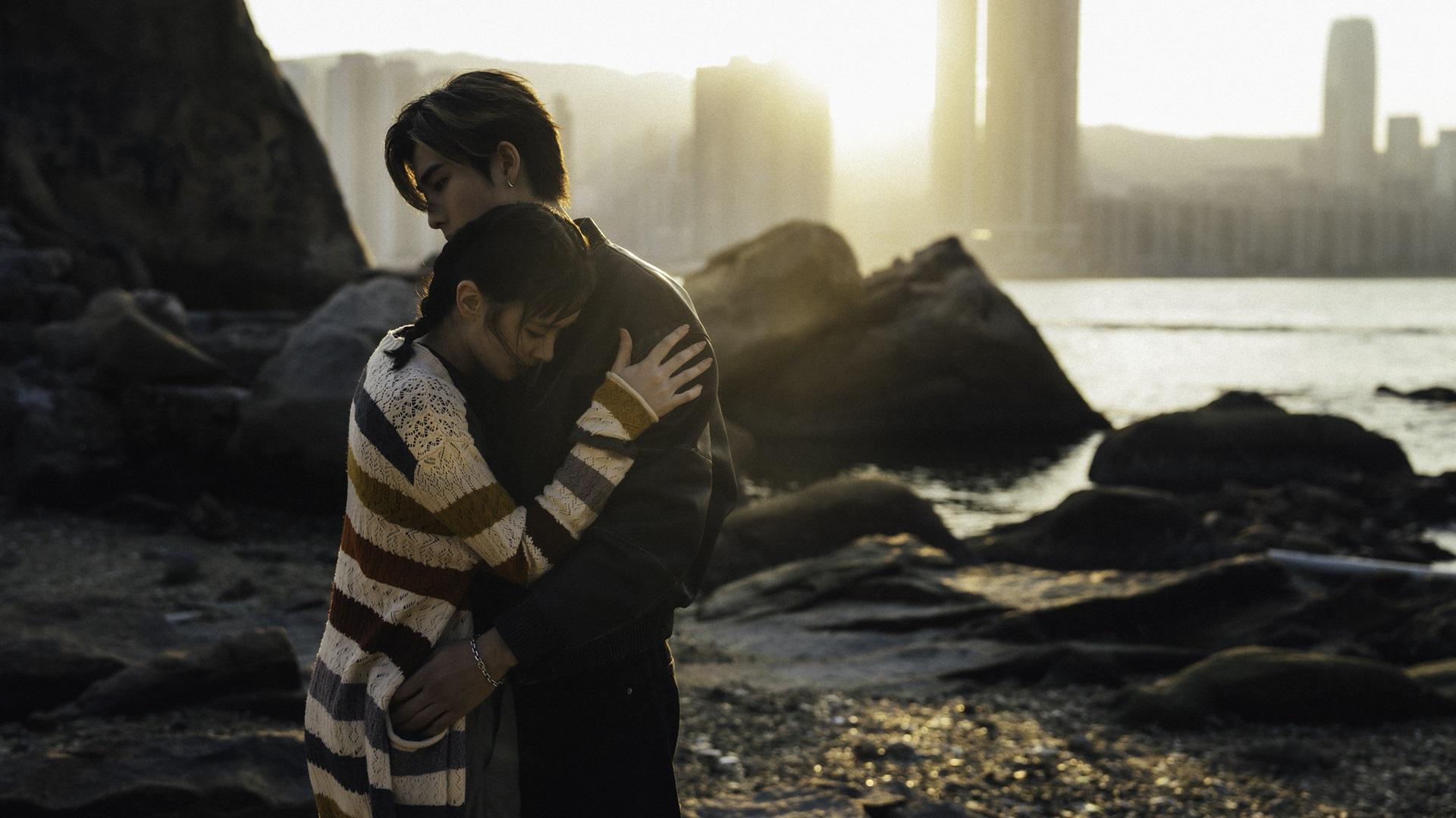 Phoebus年度壓軸新歌《孤獨先生》MV,請來《釀魂》演員陳紫萱擔任女主角。