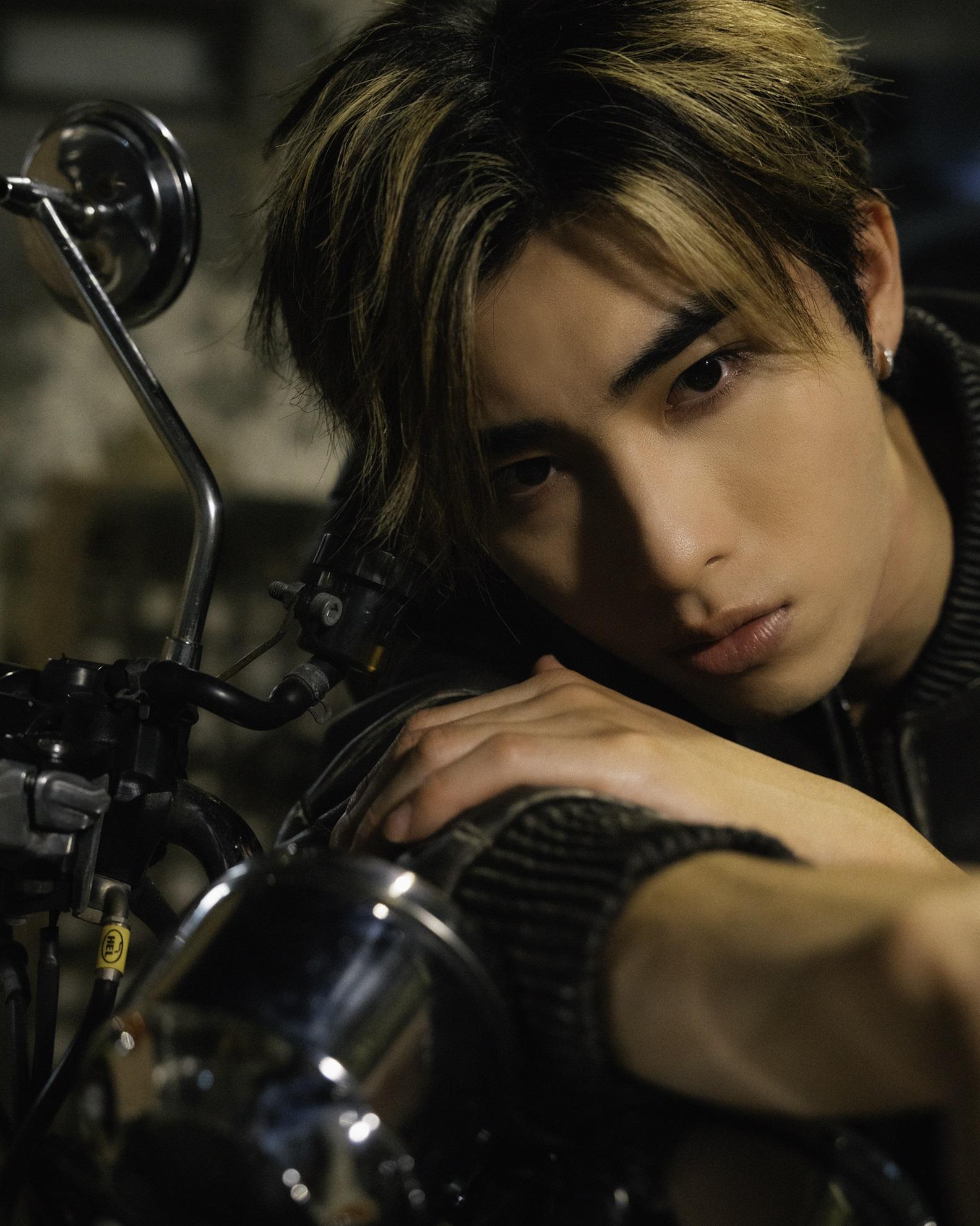 Phoebus對新歌《孤獨先生》的兩句歌詞:「拚死擁抱/ 將氣力盡耗」深有體會。