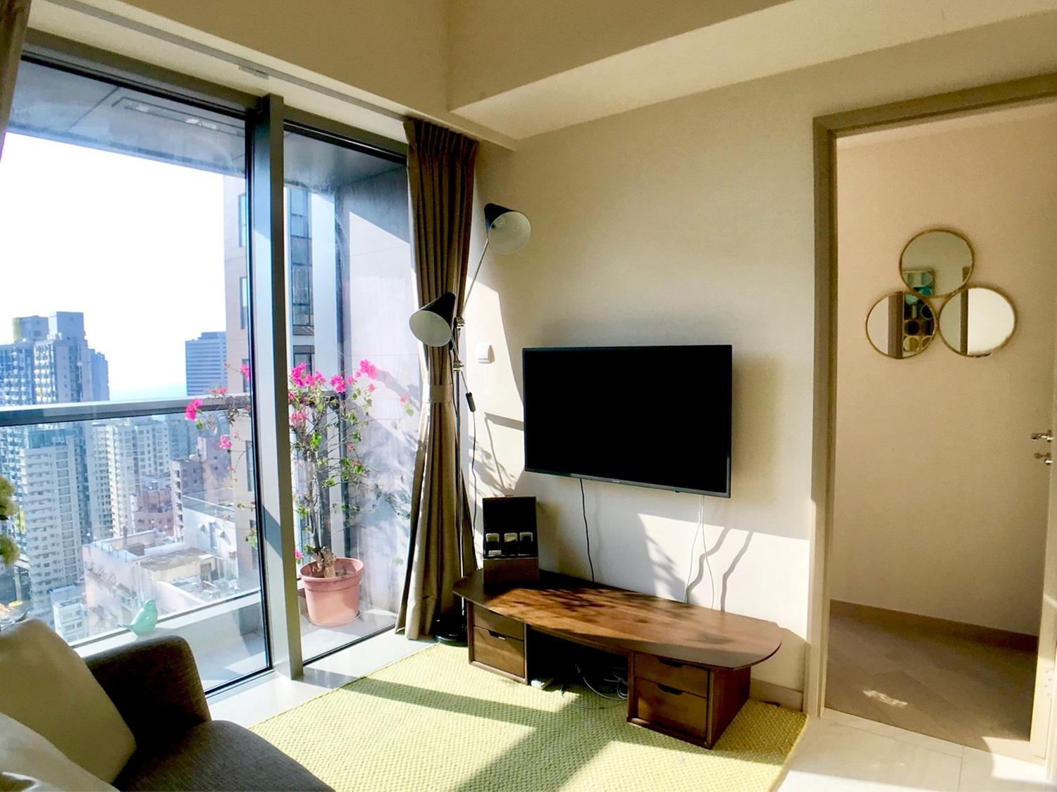 客廳外接小露台,方便用來種植或晾曬。