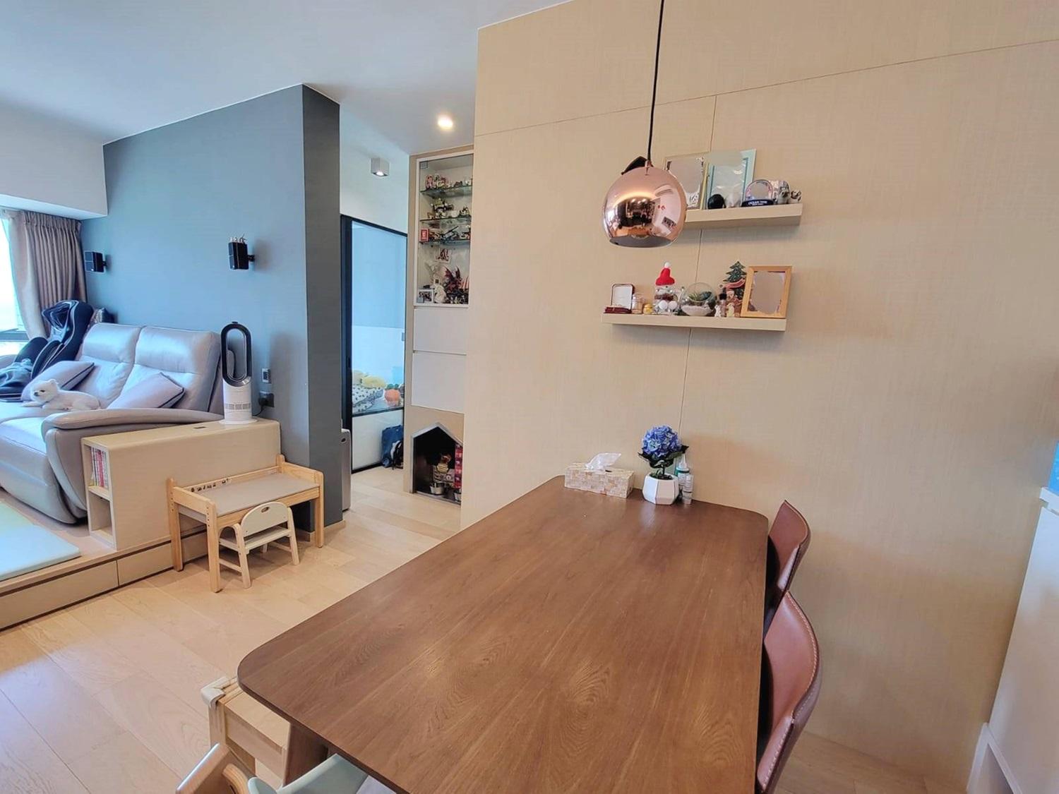 全屋以木色傢俱為主,感覺溫暖,保養亦得宜。