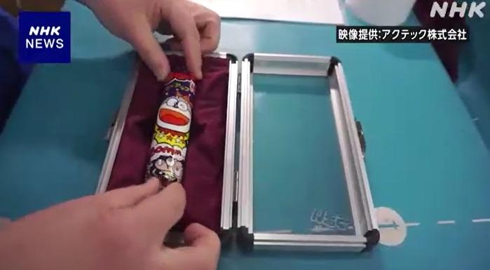 把美味棒放進盒子。(互聯網)