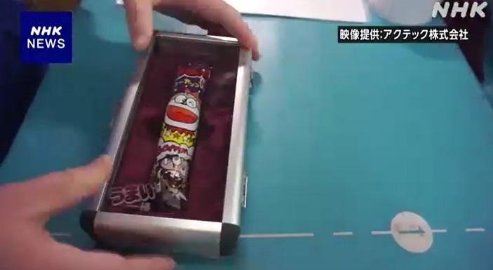 把美味棒放進盒子。(互聯網)