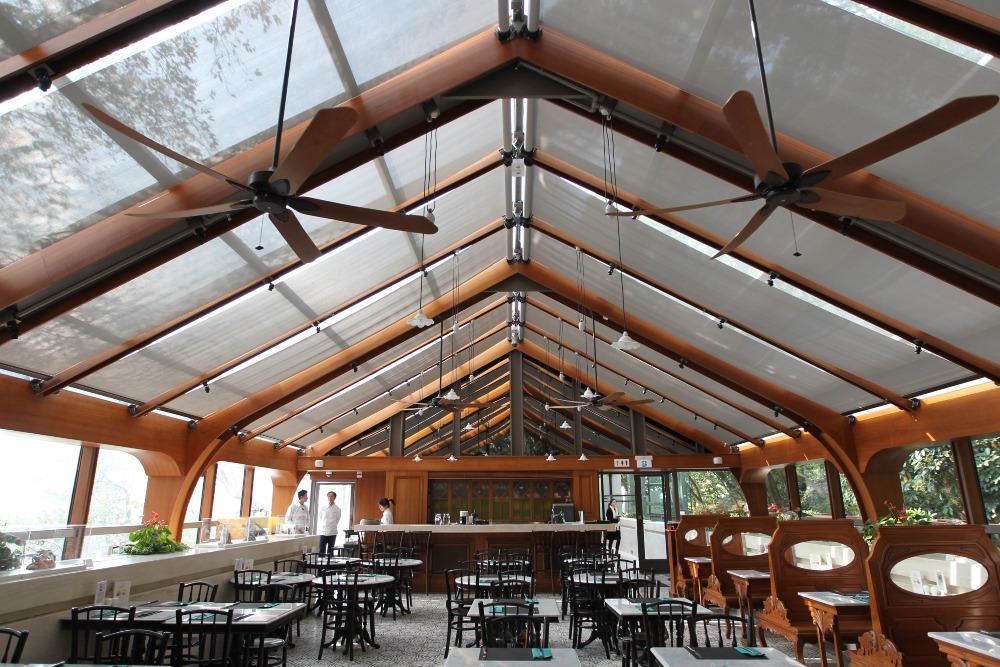 舊大澳警署附屬建築天台,翻新後加建了上蓋和落地玻璃窗,成為了大澳文物酒店的雅致餐廳。(圖片來源:Getty)