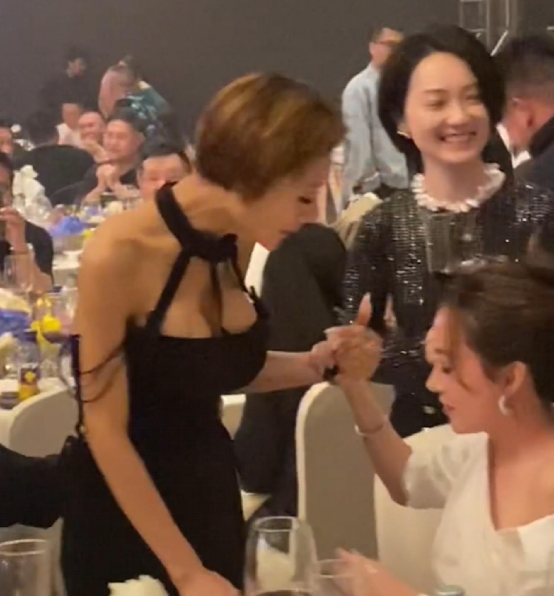 葉子楣近日拋巨胸現身成為當晚宴會上的風頭躉。