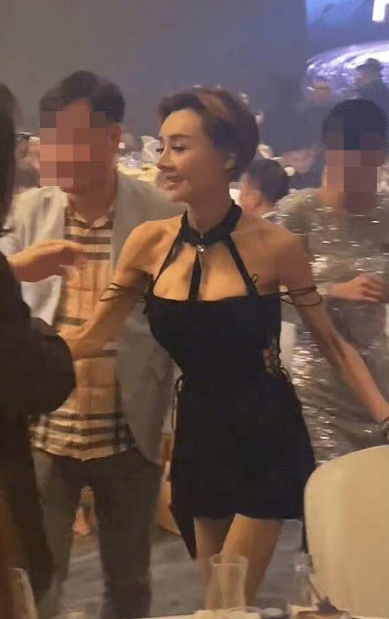 葉子楣近日拋巨胸現身成為當晚宴會上的風頭躉。