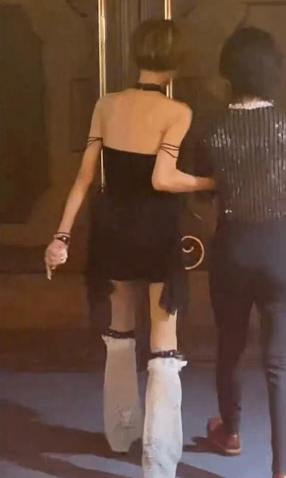 葉子楣當轉身卻驚現背後骨瘦嶙峋。