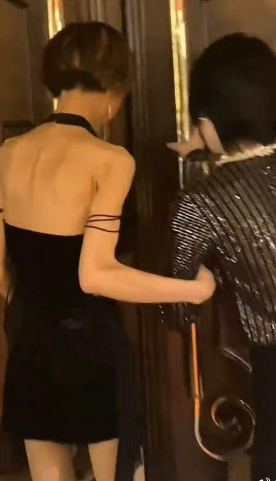 葉子楣當轉身卻驚現背後骨瘦嶙峋。