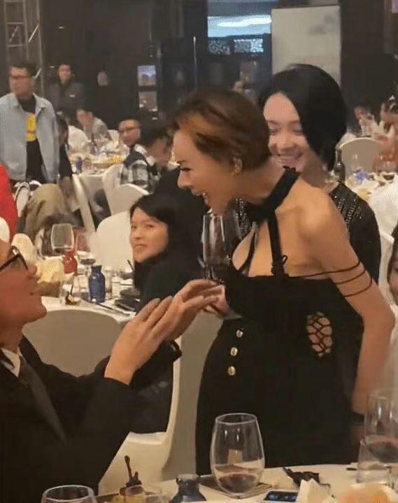 葉子楣近日拋巨胸現身成為當晚宴會上的風頭躉。