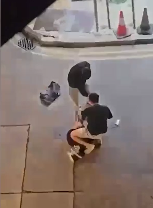 事主倒臥馬路中心,被大漢一方按壓在地指罵「擸咩刀呀?有刀係咪呀?」,期間掌摑及拳打腳踢。