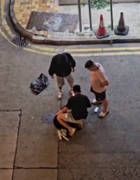 事主倒臥馬路中心,被大漢一方按壓在地指罵「擸咩刀呀?有刀係咪呀?」,期間掌摑及拳打腳踢。