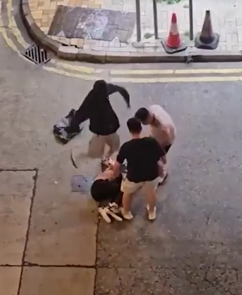 事主倒臥馬路中心,被大漢一方按壓在地指罵「擸咩刀呀?有刀係咪呀?」,期間掌摑及拳打腳踢。