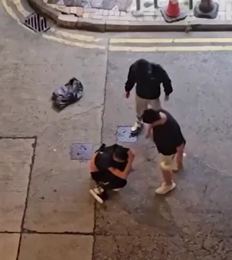 倒地男趁對方暫時停手,自行坐起雙手合十不停道歉,稱「知道、知道」、「唔好意思,係我唔啱,小弟錯喇」、「有眼不識泰山」。