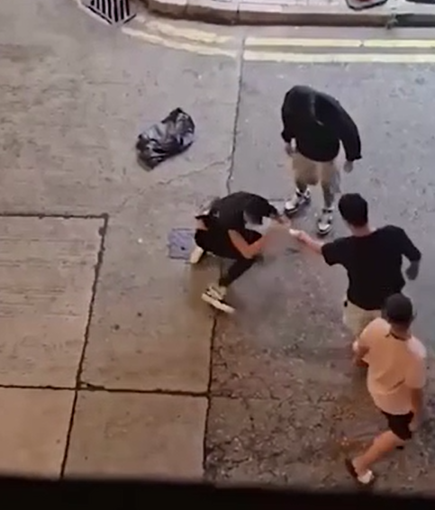 大漢一方取出一把牛肉刀向其指嚇,其後把刀掉於地上