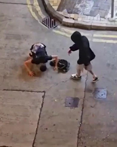 有目擊者指捱打男疑持刀赴酒吧企圖襲擊另外3名男子,未料斬人不成反被圍毆。